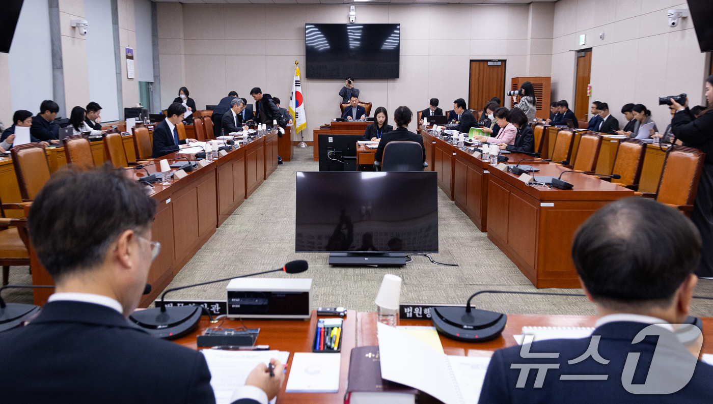 (서울=뉴스1) 유승관 기자 = 16일 서울 여의도 국회에서 제430회 국회(임시회) 법제사법위원회 제2차 법안심사제1소위원회가 열리고 있다. 2025.12.16/뉴스1