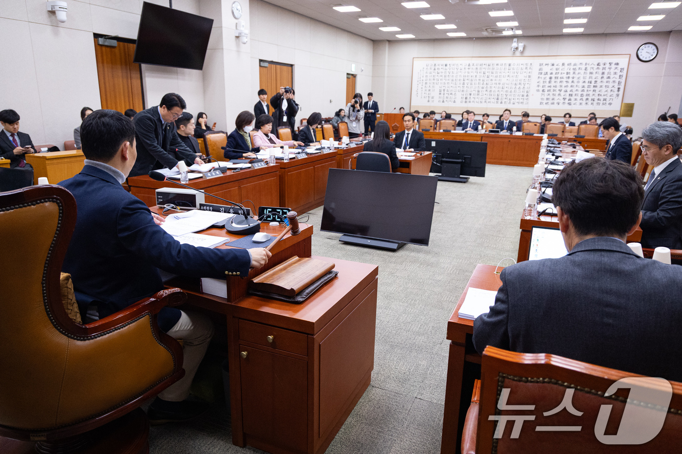 (서울=뉴스1) 유승관 기자 = 김용민 국회 법제사법위원회 법안심사제1소위원장이 16일 서울 여의도 국회에서 열린 제430회 국회(임시회) 법제사법위원회 제2차 법안심사제1소위원회 …