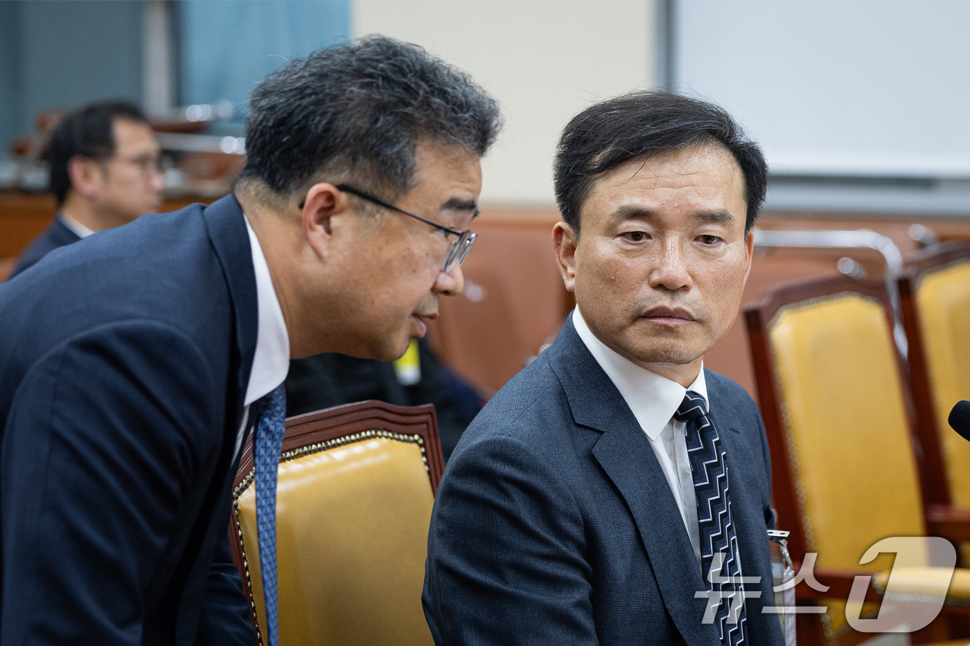 (서울=뉴스1) 유승관 기자 = 김종철 방송미디어통신위원회 위원장 후보자가 16일 서울 여의도 국회에서 열린 인사청문회에서 관계자와 대화하고 있다. 2025.12.16/뉴스1