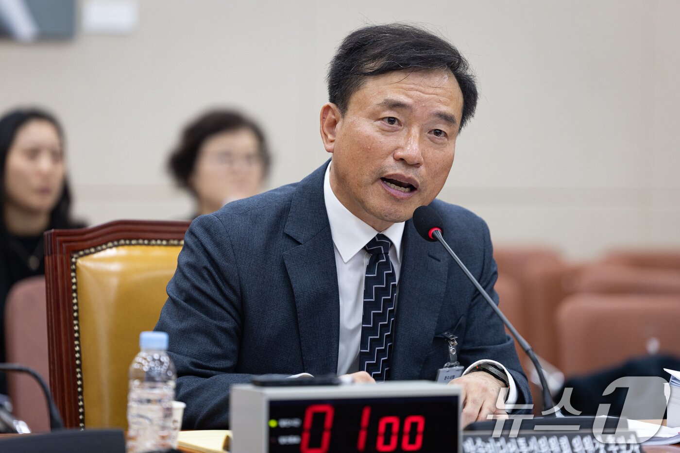 본문 이미지 - 김종철 방송미디어통신위원회 위원장 후보자가 16일 서울 여의도 국회에서 열린 인사청문회에서 의원 질의에 답하고 있다. 2025.12.16/뉴스1 ⓒ News1 유승관 기자