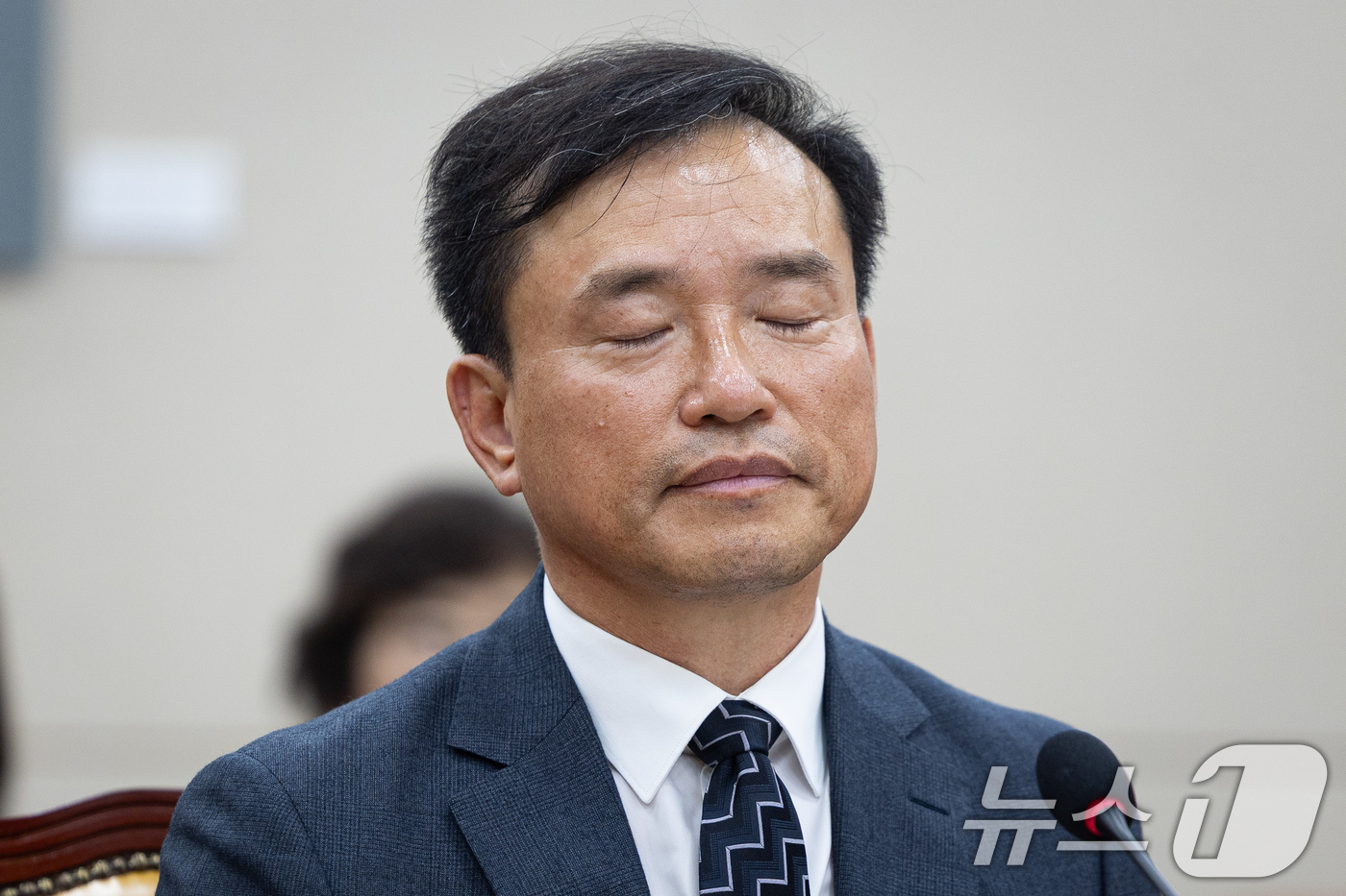 (서울=뉴스1) 유승관 기자 = 김종철 방송미디어통신위원회 위원장 후보자가 16일 서울 여의도 국회에서 열린 인사청문회에서 의원 질의에 답한 후 눈을 감고 있다. 2025.12.1 …