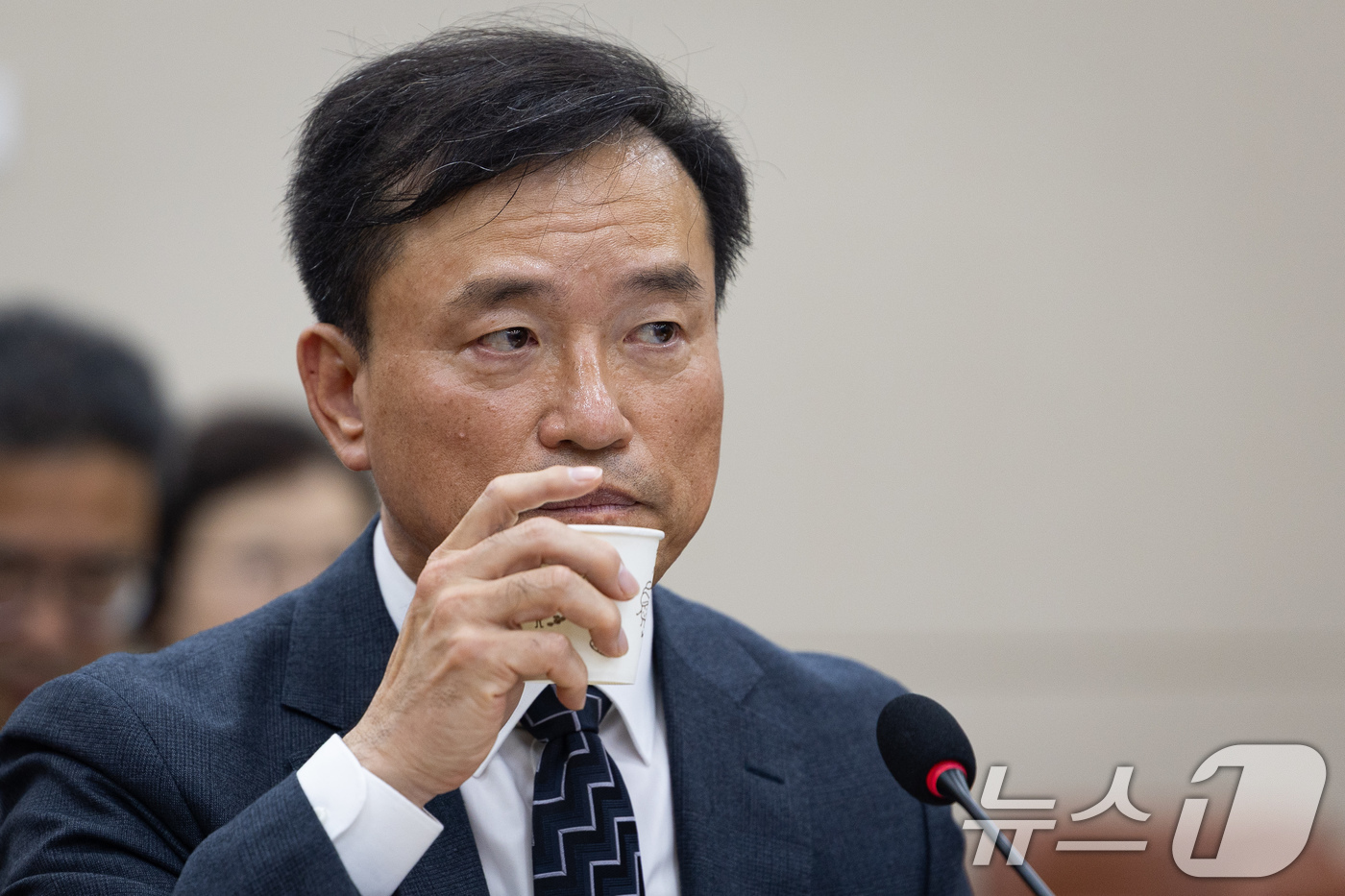 (서울=뉴스1) 유승관 기자 = 김종철 방송미디어통신위원회 위원장 후보자가 16일 서울 여의도 국회에서 열린 인사청문회에서 물을 마시고 있다. 2025.12.16/뉴스1