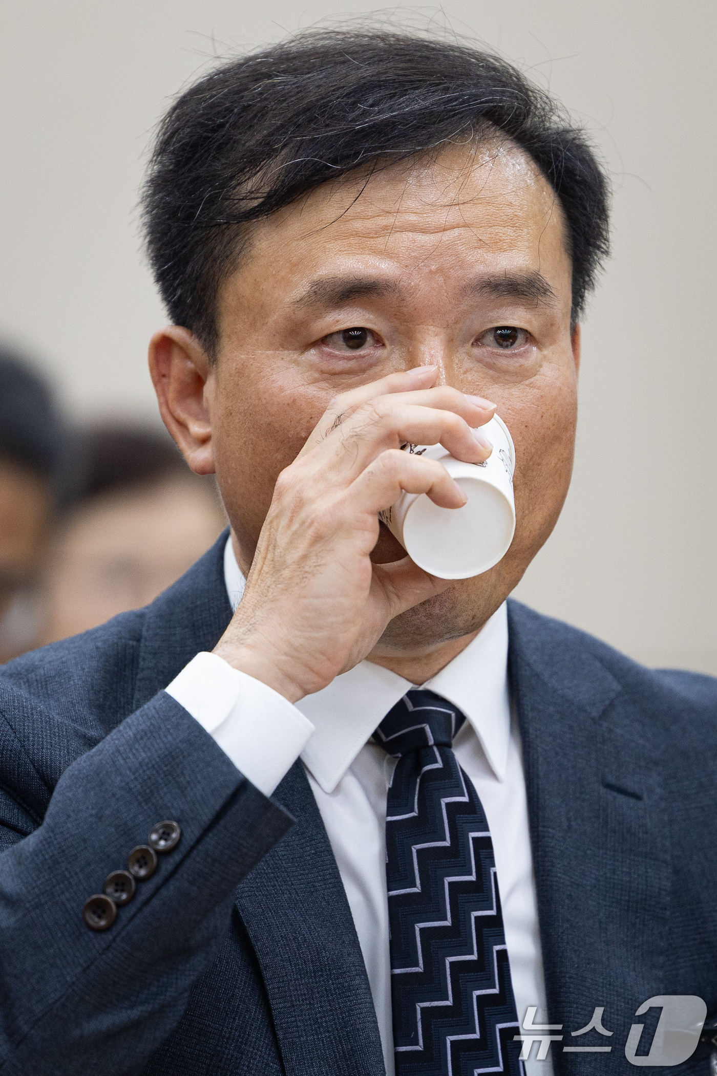 (서울=뉴스1) 유승관 기자 = 김종철 방송미디어통신위원회 위원장 후보자가 16일 서울 여의도 국회에서 열린 인사청문회에서 물을 마시고 있다. 2025.12.16/뉴스1