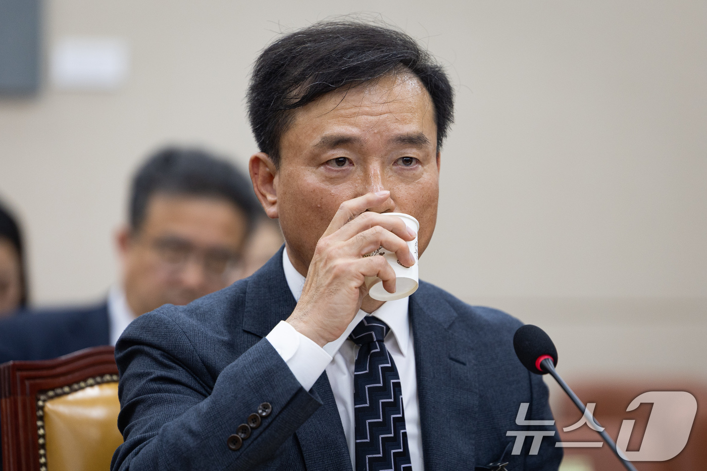 (서울=뉴스1) 유승관 기자 = 김종철 방송미디어통신위원회 위원장 후보자가 16일 서울 여의도 국회에서 열린 인사청문회에서 물을 마시고 있다. 2025.12.16/뉴스1