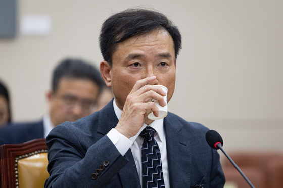 물 마시는 김종철 후보자