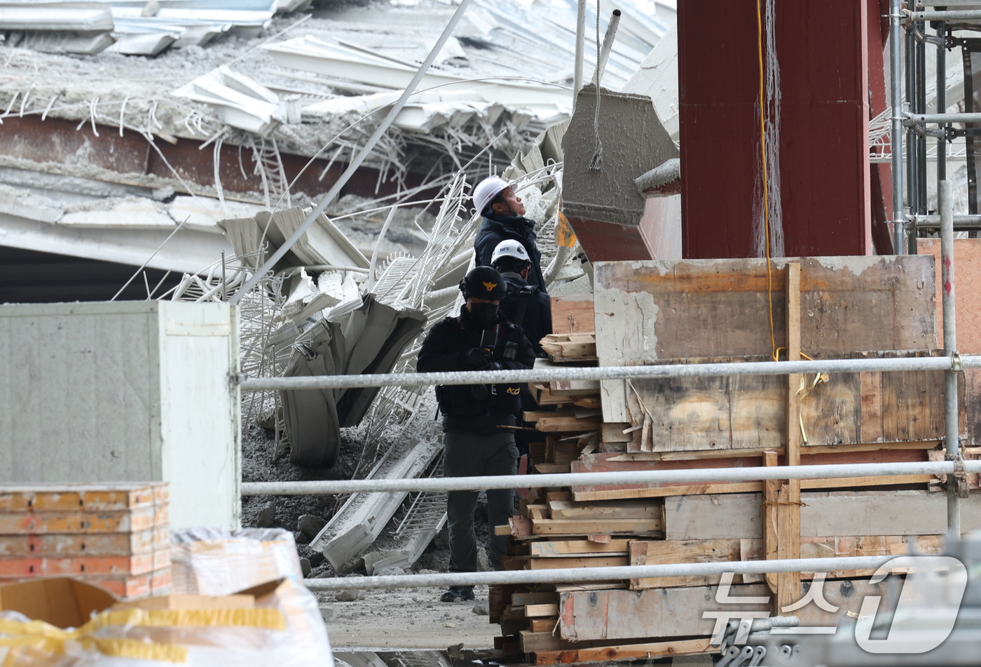 (광주=뉴스1) 박지현 기자 = 4명의 작업자가 매몰돼 사망한 광주 서구 치평동 광주대표도서관 공사 붕괴 현장에서 16일 오후 사고 원인을 규명하기 위한 합동감식이 진행되고 있다. …