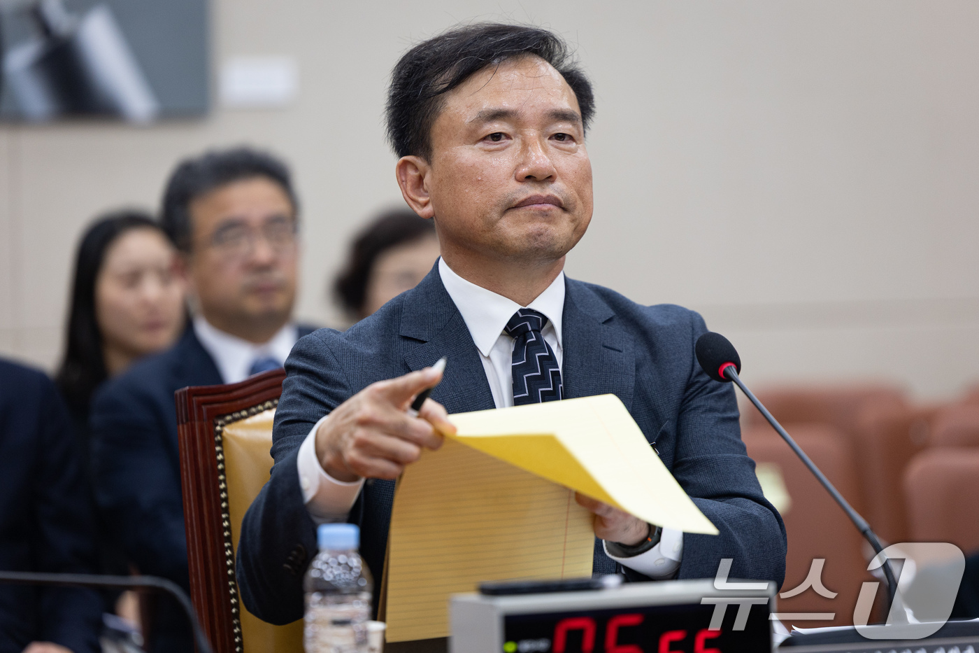 (서울=뉴스1) 유승관 기자 = 김종철 방송미디어통신위원회 위원장 후보자가 16일 서울 여의도 국회에서 열린 인사청문회에서 의원 질의를 듣고 있다. 2025.12.16/뉴스1