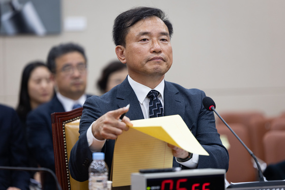 질의 듣는 김종철 후보자