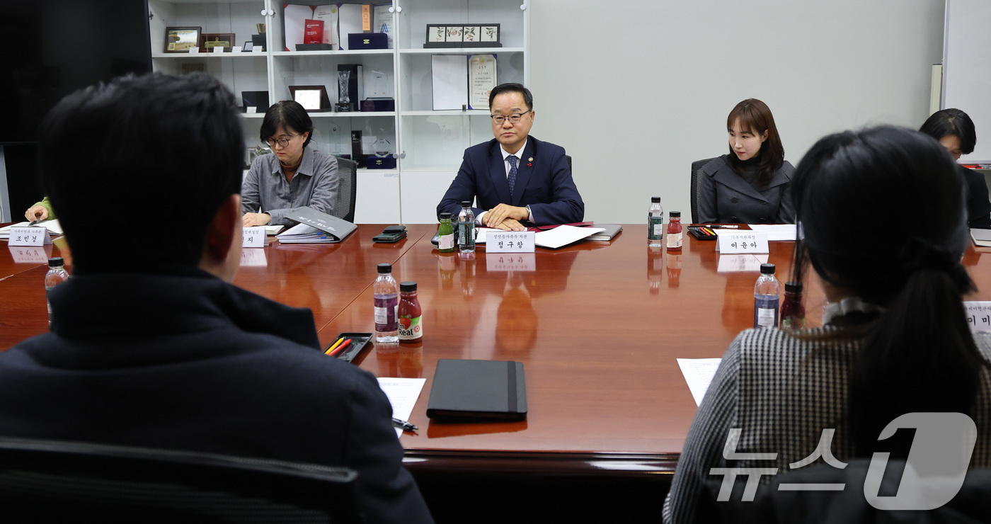 (서울=뉴스1) 임세영 기자 = 정구창 성평등가족부 차관이 16일 서울 종로구 정부서울청사에서 열린 양육비 선지급 현장소통 간담회에서 모두발언을 하고 있다. 2025.12.16/뉴 …