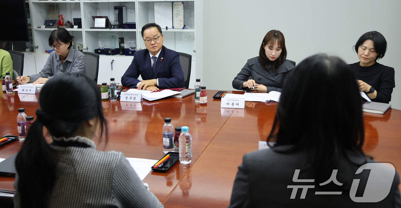 (서울=뉴스1) 임세영 기자 = 정구창 성평등가족부 차관이 16일 서울 종로구 정부서울청사에서 열린 양육비 선지급 현장소통 간담회에서 모두발언을 하고 있다. 2025.12.16/뉴 …