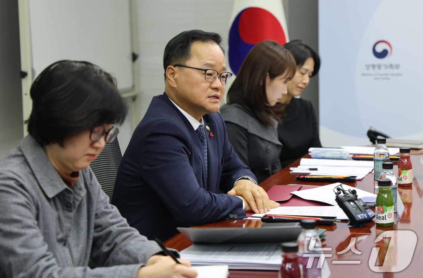 (서울=뉴스1) 임세영 기자 = 정구창 성평등가족부 차관이 16일 서울 종로구 정부서울청사에서 열린 양육비 선지급 현장소통 간담회에서 모두발언을 하고 있다. 2025.12.16/뉴 …