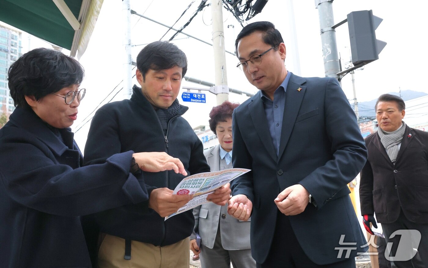 본문 이미지 - 박희조 동구청장이 산내동 낭월 빛담길 상점가를 점검하고 있다.(동구 제공. 재판매 및 DB금지)/뉴스1