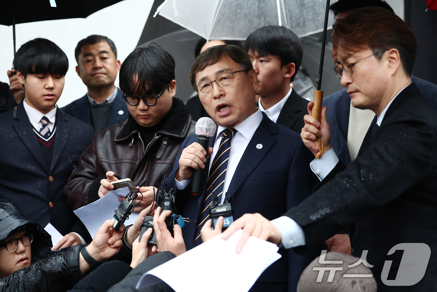 (서울=뉴스1) 김민지 기자 = 정근식 서울시교육감이 16일 오후 서울 중구 서울시의회 앞에서 학생인권조례 폐지 조례안 통과 관련 입장 발표 기자회견을 하고 있다.시의회는 이날 제 …