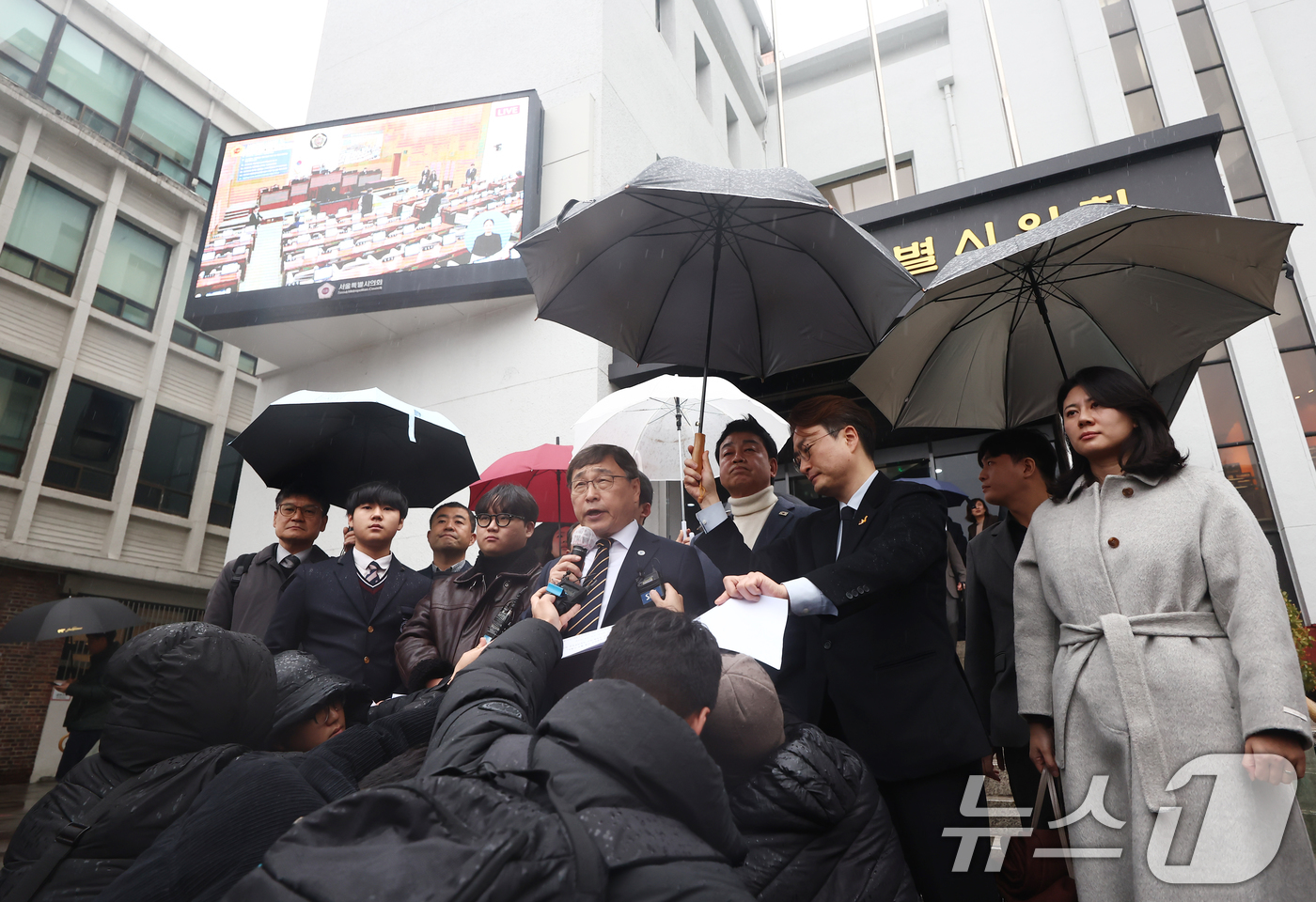 (서울=뉴스1) 김민지 기자 = 정근식 서울시교육감이 16일 오후 서울 중구 서울시의회 앞에서 학생인권조례 폐지 조례안 통과 관련 입장 발표 기자회견을 하고 있다.시의회는 이날 제 …