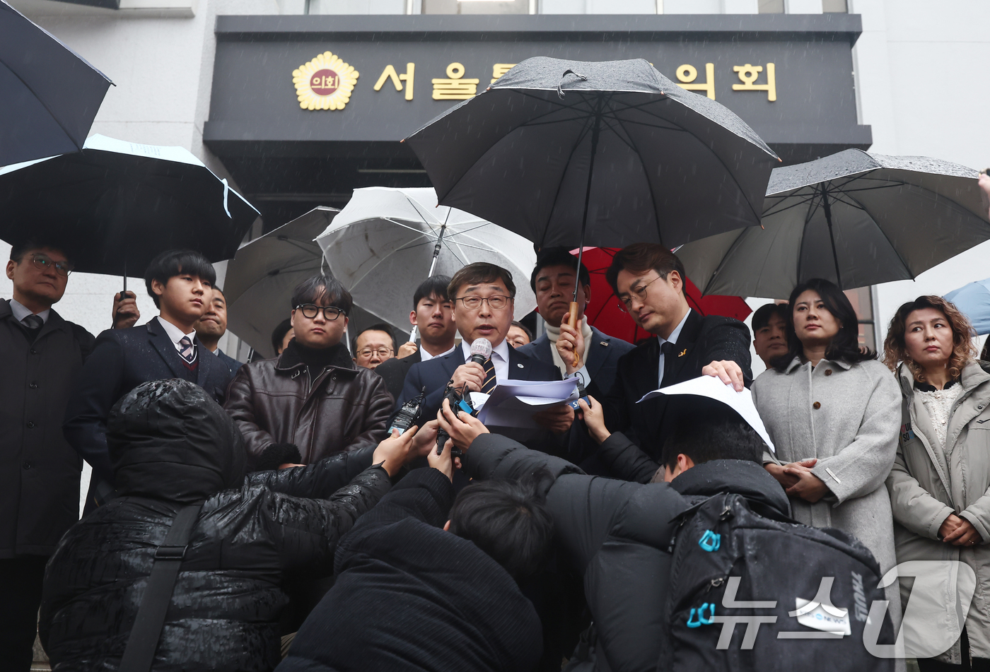 (서울=뉴스1) 김민지 기자 = 정근식 서울시교육감이 16일 오후 서울 중구 서울시의회 앞에서 학생인권조례 폐지 조례안 통과 관련 입장 발표 기자회견을 하고 있다.시의회는 이날 제 …