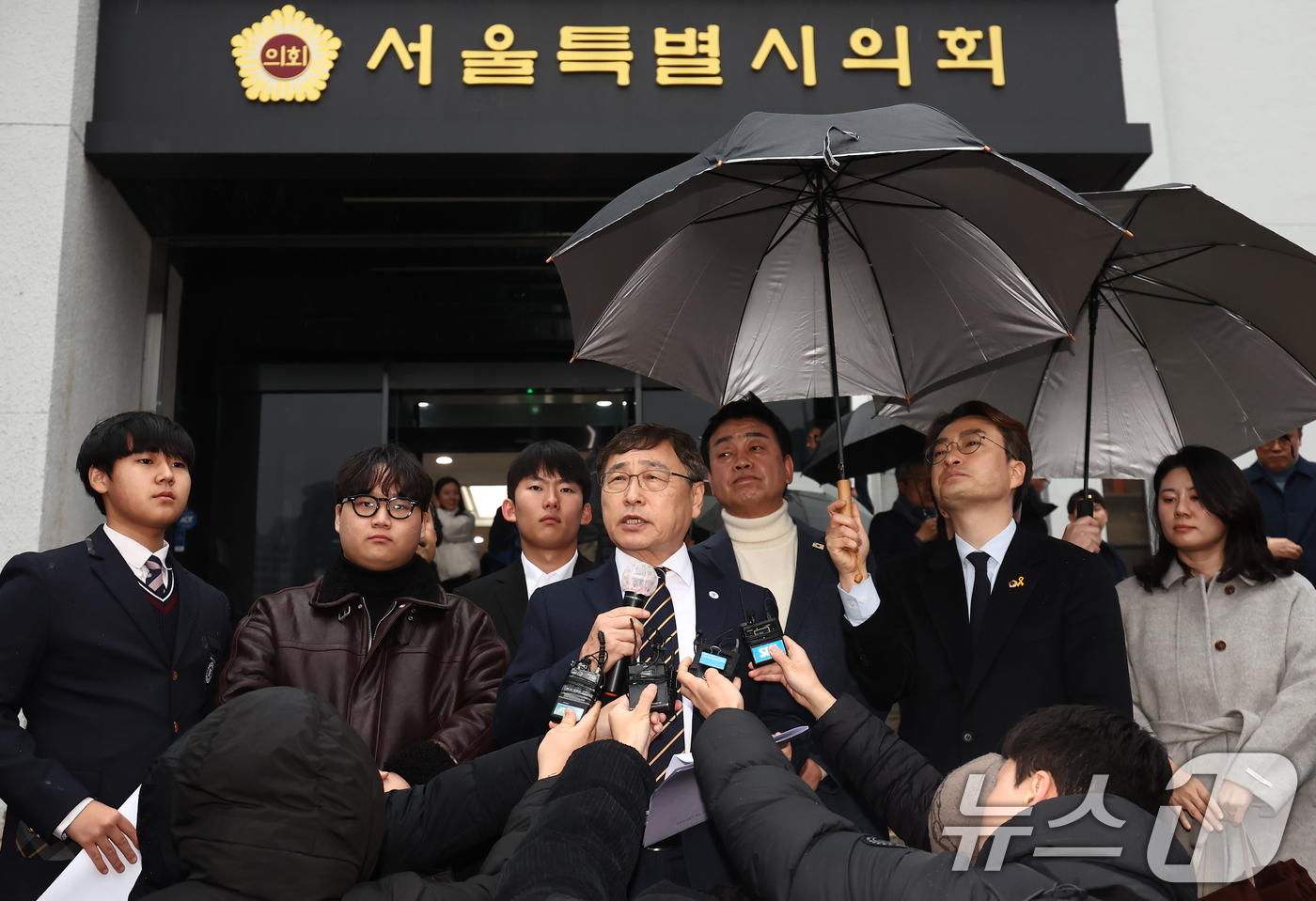 (서울=뉴스1) 김민지 기자 = 정근식 서울시교육감이 16일 오후 서울 중구 서울시의회 앞에서 학생인권조례 폐지 조례안 통과 관련 입장 발표 기자회견을 하고 있다.시의회는 이날 제 …