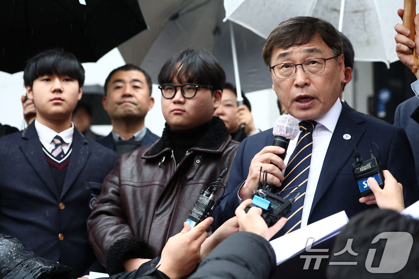 (서울=뉴스1) 김민지 기자 = 정근식 서울시교육감이 16일 오후 서울 중구 서울시의회 앞에서 학생인권조례 폐지 조례안 통과 관련 입장 발표 기자회견을 하고 있다.시의회는 이날 제 …