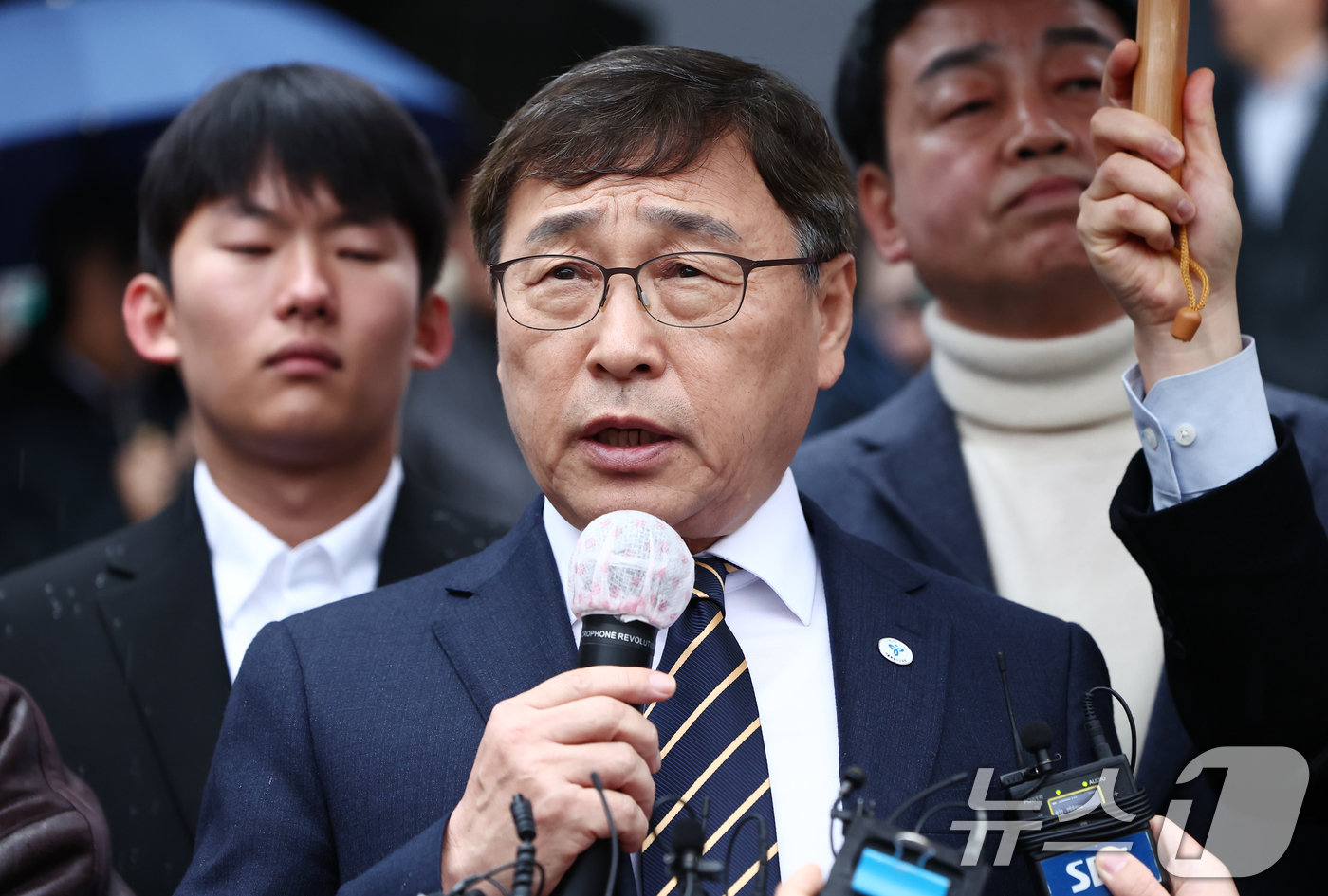 (서울=뉴스1) 김민지 기자 = 정근식 서울시교육감이 16일 오후 서울 중구 서울시의회 앞에서 학생인권조례 폐지 조례안 통과 관련 입장 발표 기자회견을 하고 있다.시의회는 이날 제 …