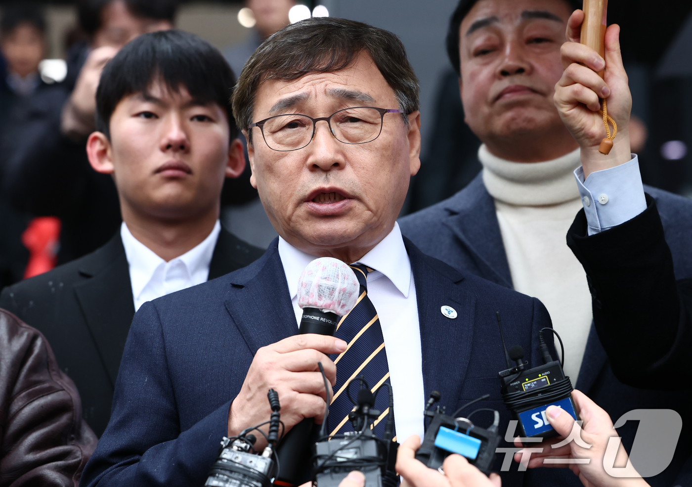 (서울=뉴스1) 김민지 기자 = 정근식 서울시교육감이 16일 오후 서울 중구 서울시의회 앞에서 학생인권조례 폐지 조례안 통과 관련 입장 발표 기자회견을 하고 있다.시의회는 이날 제 …