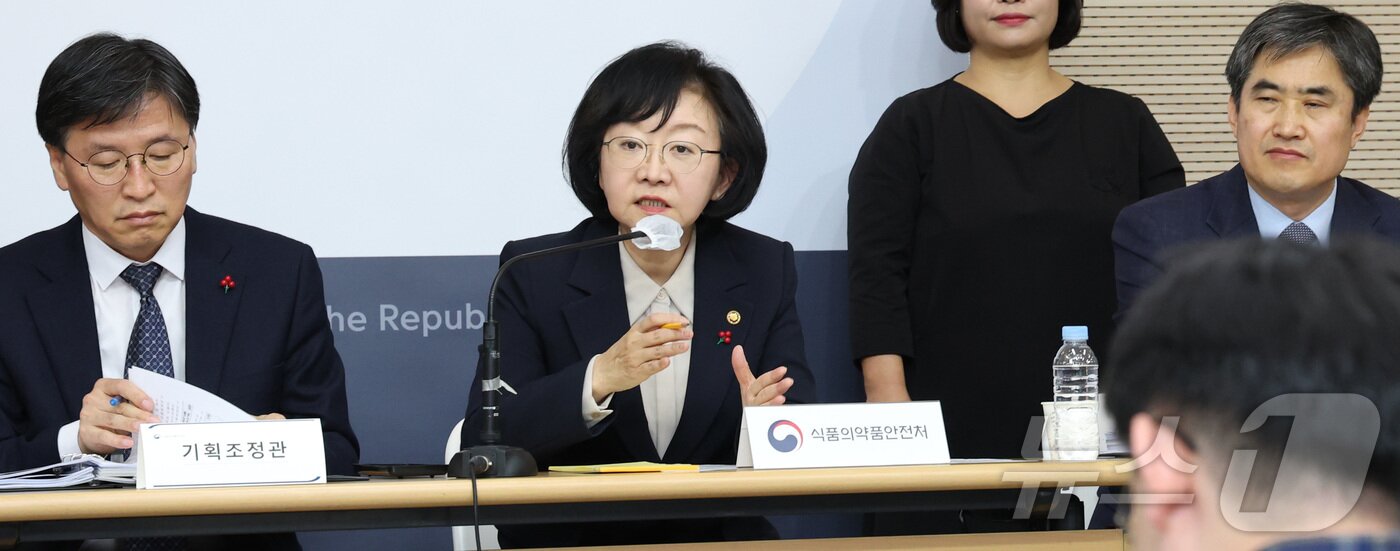 본문 이미지 - 오유경 식품의약품안전처 처장이 16일 오후 세종시 정부세종청사 보건복지부 브리핑실에서 2026년 업무보고 내용을 설명하고 있다. 2025.12.16/뉴스1 ⓒ News1 김기남 기자