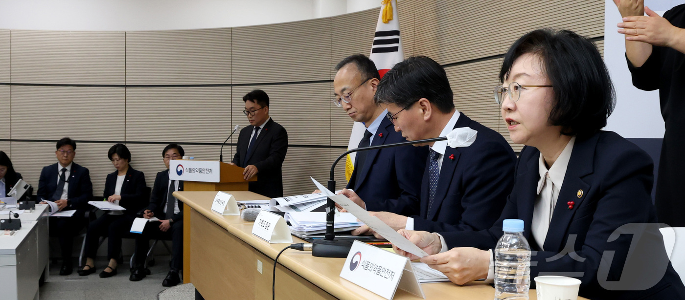 (세종=뉴스1) 김기남 기자 = 오유경 식품의약품안전처 처장이 16일 오후 세종시 정부세종청사 보건복지부 브리핑실에서 2026년 업무보고 내용을 설명하고 있다. 2025.12.16 …