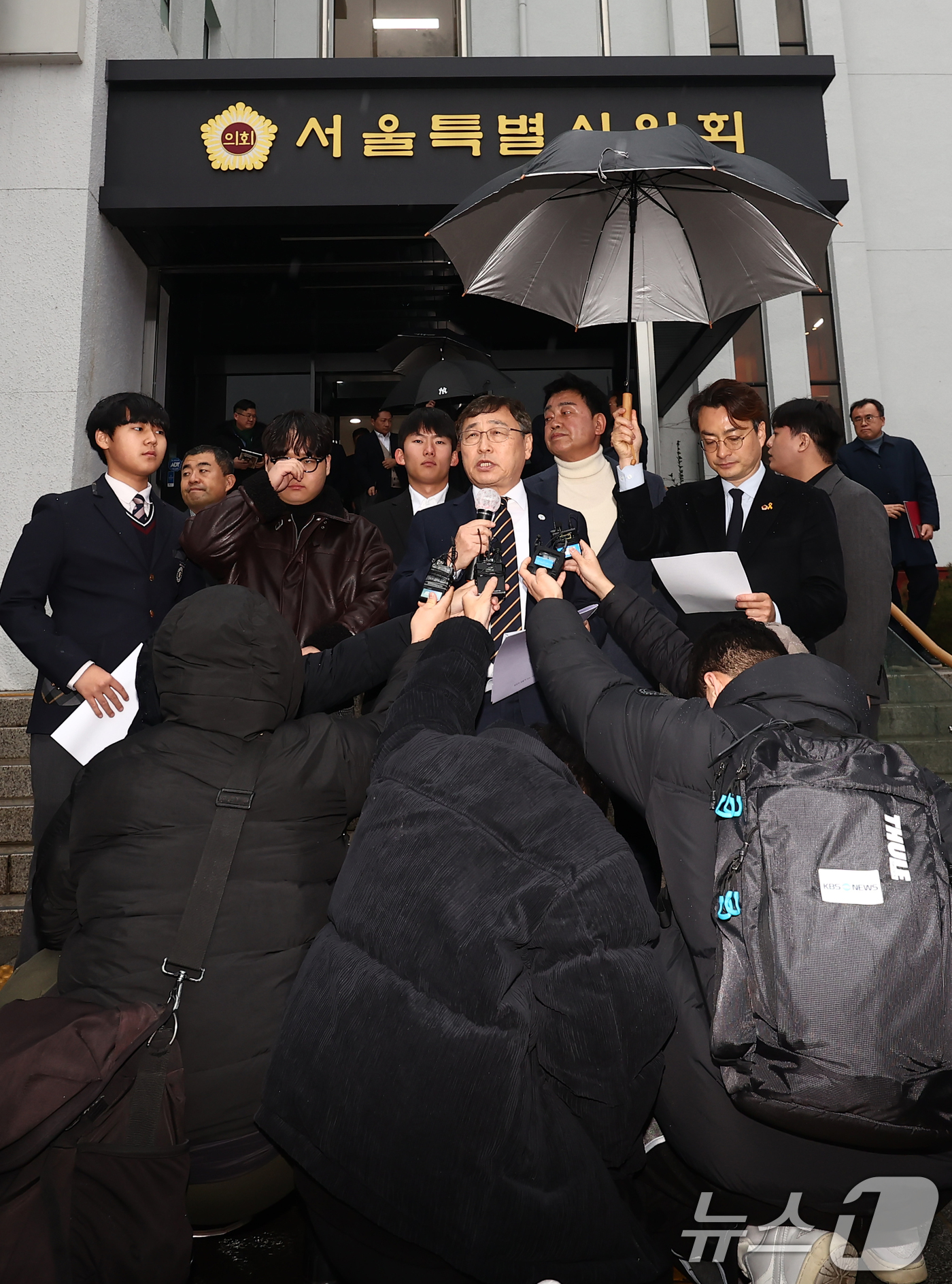 (서울=뉴스1) 김민지 기자 = 정근식 서울시교육감이 16일 오후 서울 중구 서울시의회 앞에서 학생인권조례 폐지 조례안 통과 관련 입장 발표 기자회견을 하고 있다.시의회는 이날 제 …