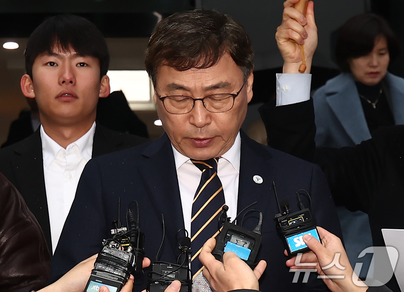 (서울=뉴스1) 김민지 기자 = 정근식 서울시교육감이 16일 오후 서울 중구 서울시의회 앞에서 학생인권조례 폐지 조례안 통과 관련 입장 발표 기자회견을 하기에 앞서 굳은 표정을 하 …