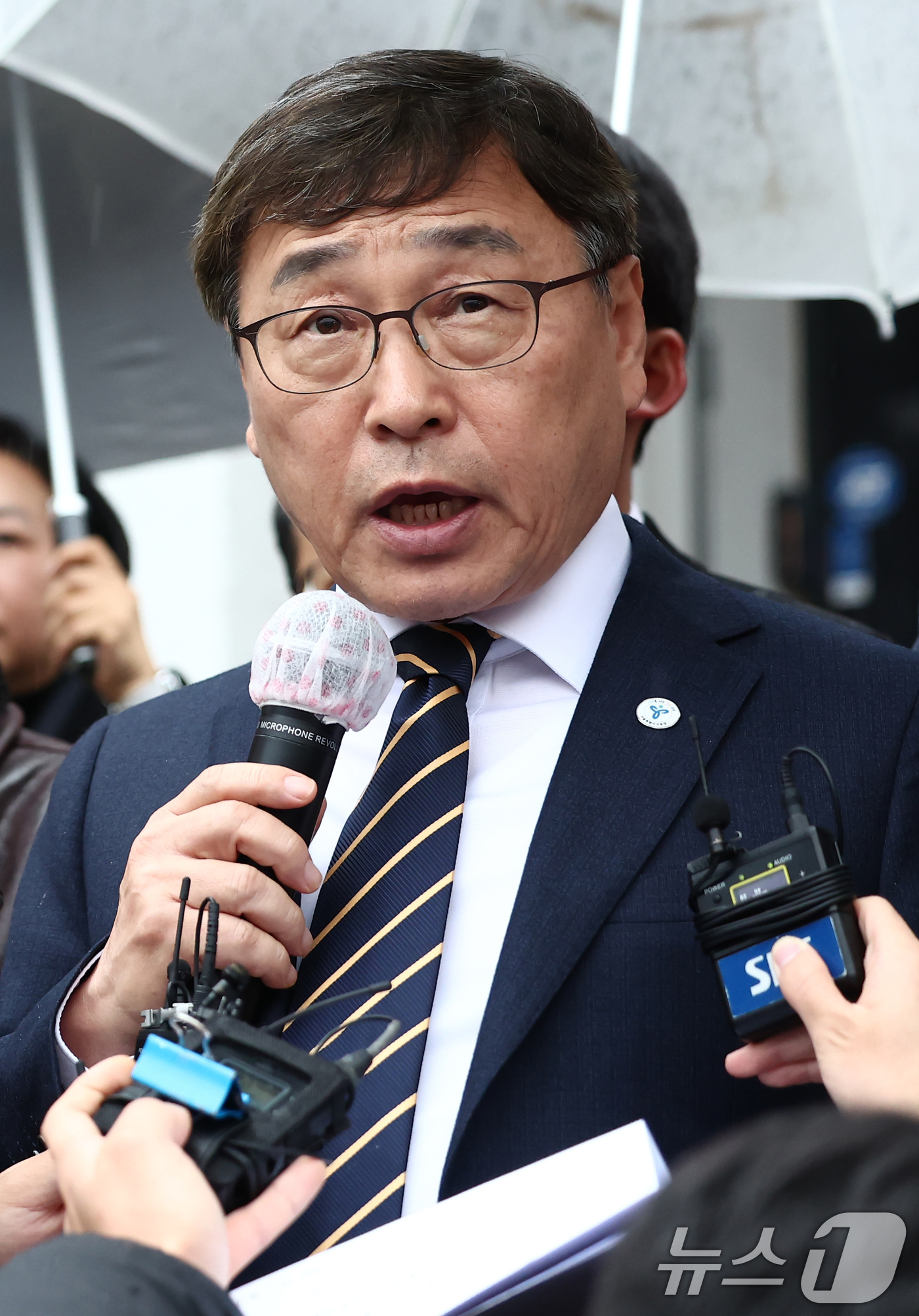 (서울=뉴스1) 김민지 기자 = 정근식 서울시교육감이 16일 오후 서울 중구 서울시의회 앞에서 학생인권조례 폐지 조례안 통과 관련 입장 발표 기자회견을 하고 있다.시의회는 이날 제 …