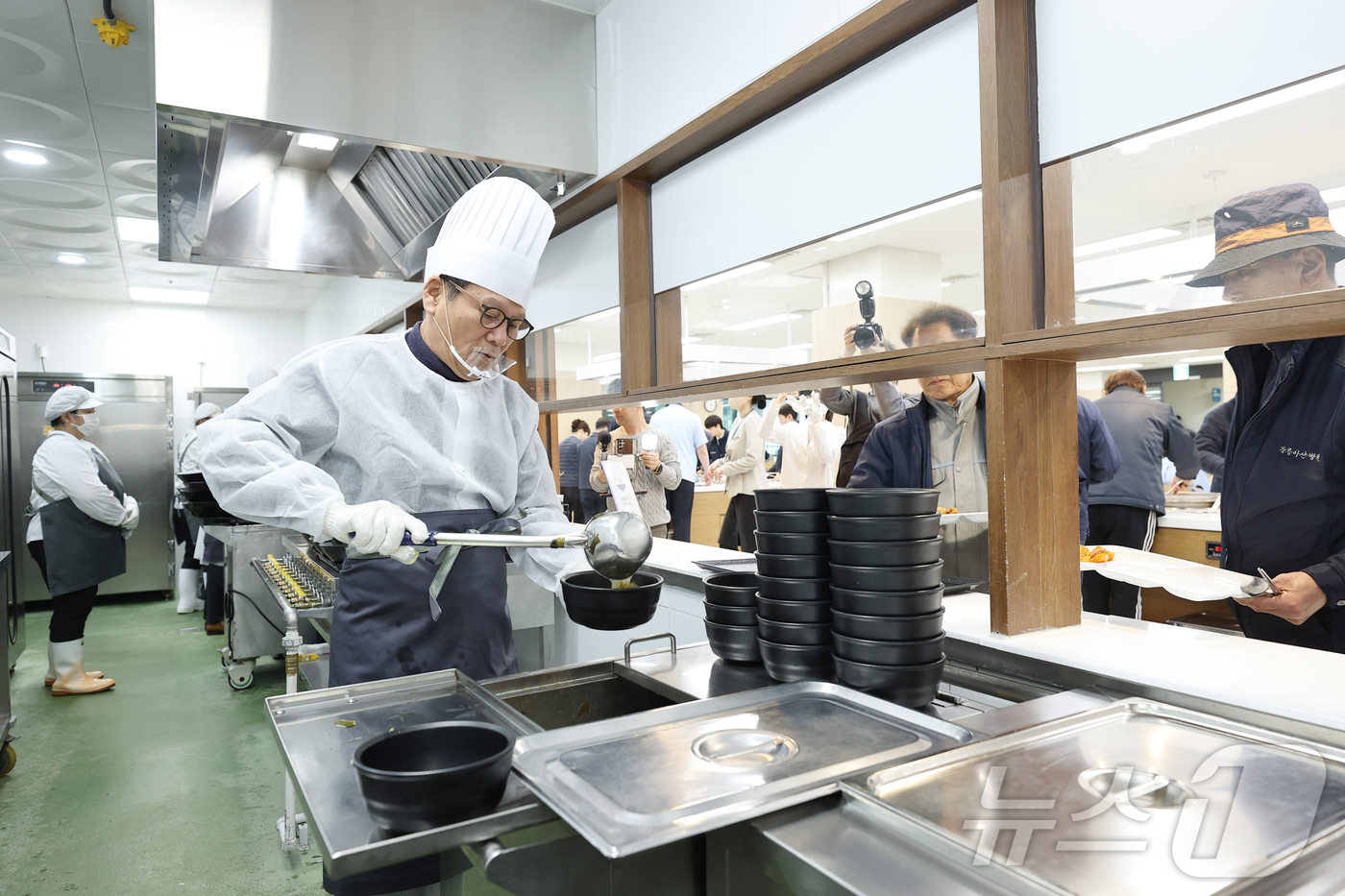 (강릉=뉴스1) 윤왕근 기자 = 김홍규 강릉시장이 16일 강릉아산병원 급식소에서 의료진에게 직접 배식을 하며 감사의 인사를 전하고 있다.(강릉시 제공, 재판매 및 DB 금지) 20 …