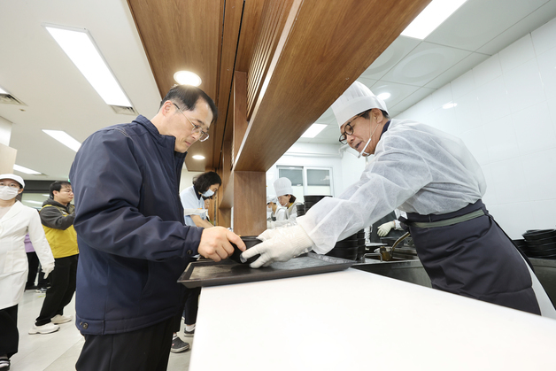 "의료공백 막는다" 강릉시장, 강릉아산병원 의료진 찾아 격려