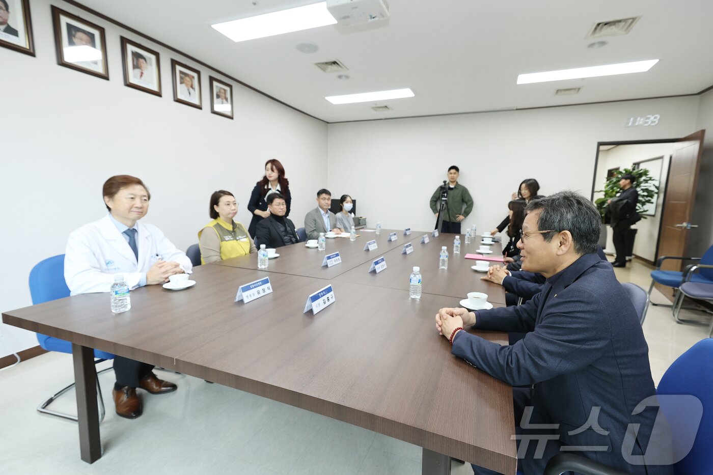 본문 이미지 - 김홍규 강원 강릉시장이 16일 강릉아산병원 권역응급의료센터를 방문해 의료진과 간담회를 갖고 의료현장의 의견을 청취하고 있다.(강릉시 제공, 재판매 및 DB 금지) 2025.12.16/뉴스1 ⓒ News1 윤왕근 기자