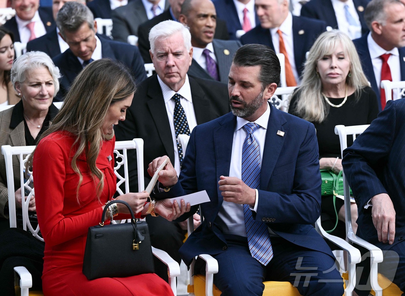 (워싱턴 AFP=뉴스1) 이창규 기자 = 도널드 트럼프 미국 대통령의 장남인 도널드 트럼프 주니어와 그의 약혼녀인 베티나 앤더슨이 10월 14일 우파 활동가 찰리 커크를 기리는 자 …