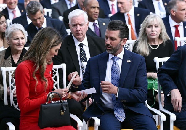 트럼프 장남, 새 연인과 세 번째 약혼…"美최연소 은행장 딸"