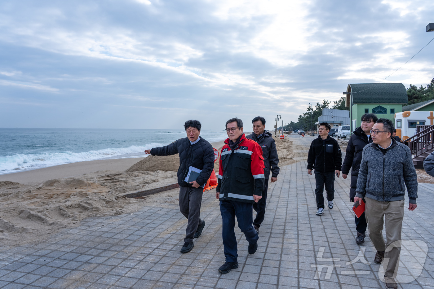 (강릉=뉴스1) 윤왕근 기자 = 김홍규 강원 강릉시장이 16일 연곡해변 일대 해안 침식 현장 복구 현장을 둘러보고 있다.(강릉시 제공, 재판매 및 DB 금지) 2025.12.1/뉴 …