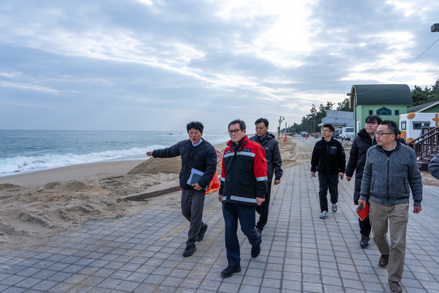 '동해안 침식' 연곡해변 복구현장 찾은 강릉시장