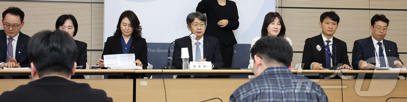 (세종=뉴스1) 김기남 기자 = 임승관 질병관리청장이 16일 오후 세종시 정부세종청사 보건복지부 브리핑실에서 2026년 업무보고 내용을 설명하고 있다. 2025.12.16/뉴스1