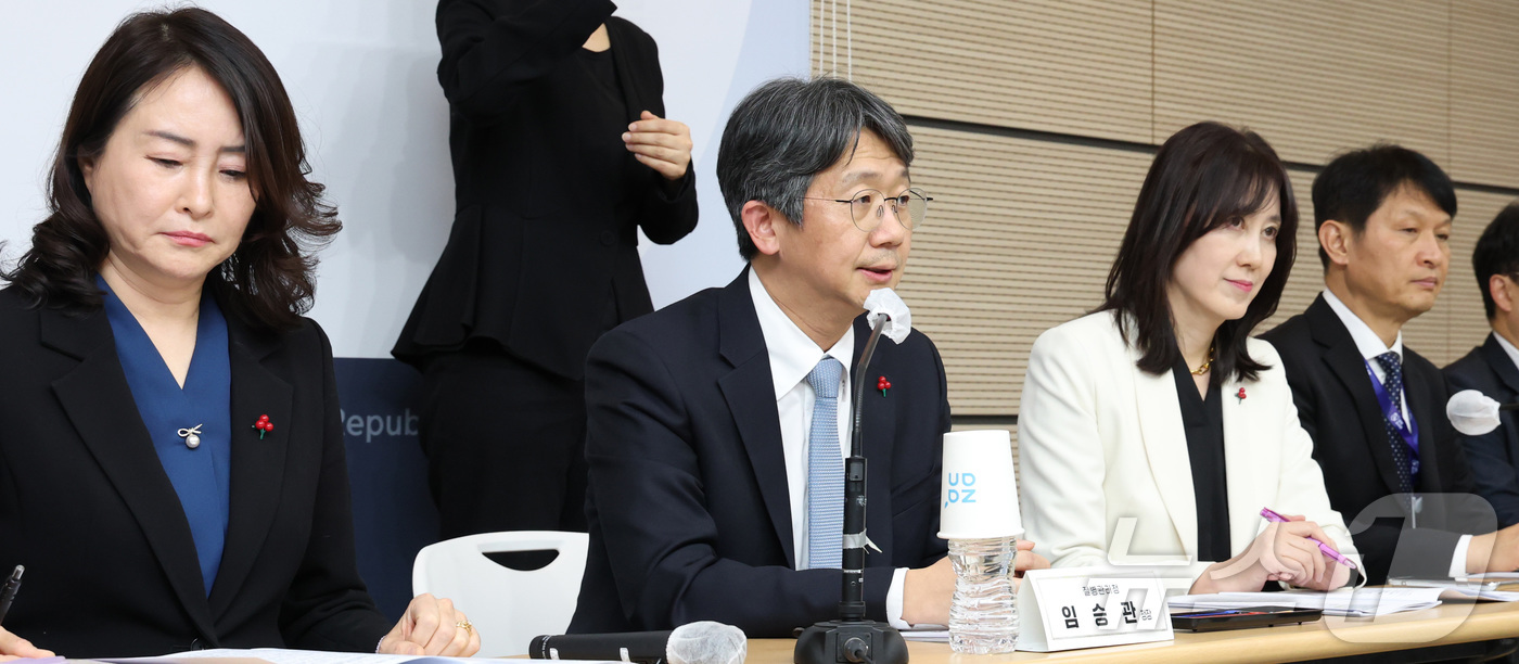 (세종=뉴스1) 김기남 기자 = 임승관 질병관리청장이 16일 오후 세종시 정부세종청사 보건복지부 브리핑실에서 2026년 업무보고 내용을 설명하고 있다. 2025.12.16/뉴스1