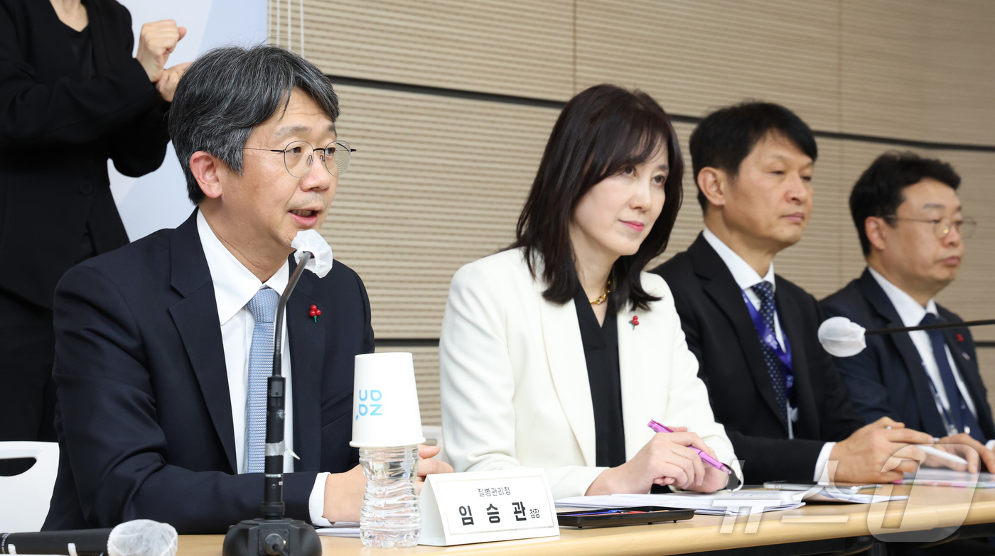 (세종=뉴스1) 김기남 기자 = 임승관 질병관리청장이 16일 오후 세종시 정부세종청사 보건복지부 브리핑실에서 2026년 업무보고 내용을 설명하고 있다. 2025.12.16/뉴스1