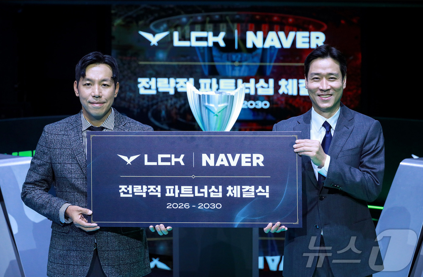 (서울=뉴스1) = 16일 서울 종로구 롤파크에서 네이버 주건범 스포츠&엔터서비스 리더(오른쪽), 라이엇 게임즈 오상헌 아시아태평양 퍼블리싱 및 e스포츠 총괄이 '네이버-라이엇 게 …