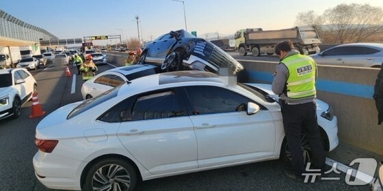 김포TG 인근 3중 추돌…60대 대형 트럭 운전자 경찰 조사