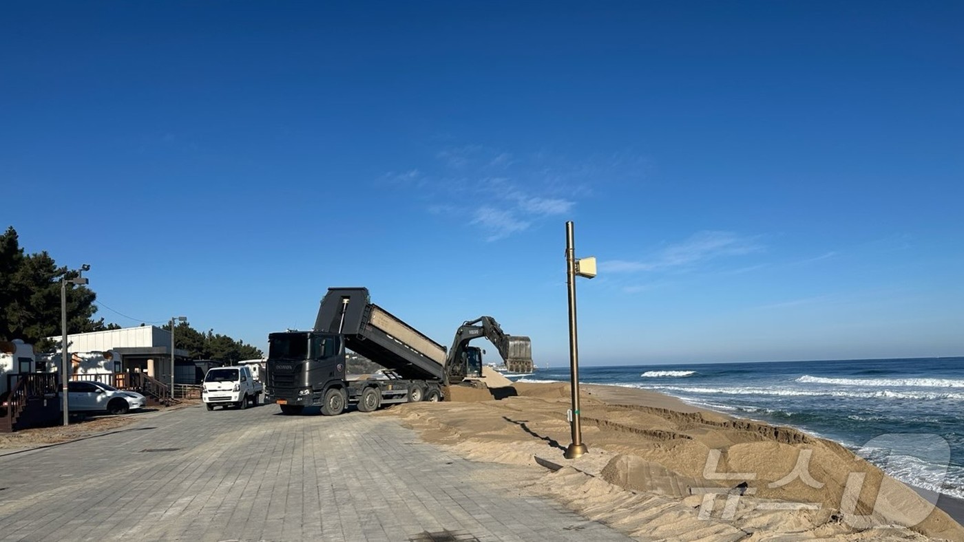 (강릉=뉴스1) 윤왕근 기자 = 16일 강원 강릉시가 추진 중인 연곡해변 일대 해안 침식 복구현장.(강릉시 제공, 재판매 및 DB 금지) 2025.12.16/뉴스1