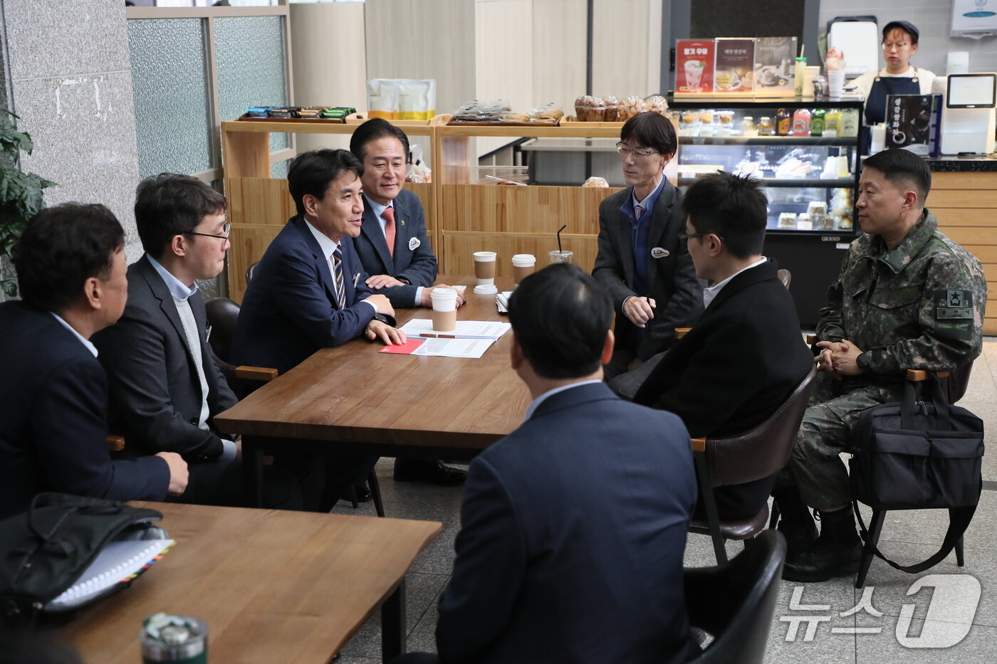 본문 이미지 - 김진태 강원도지사는 16일 오후 KDI(한국개발연구원)에서 열린 용문~홍천 광역철도 예비타당성조사 SOC분과위원회에 참석해 사업 추진의 당위성을 강조했다. (강원도 제공. 재판매 및 DB금지)/뉴스1