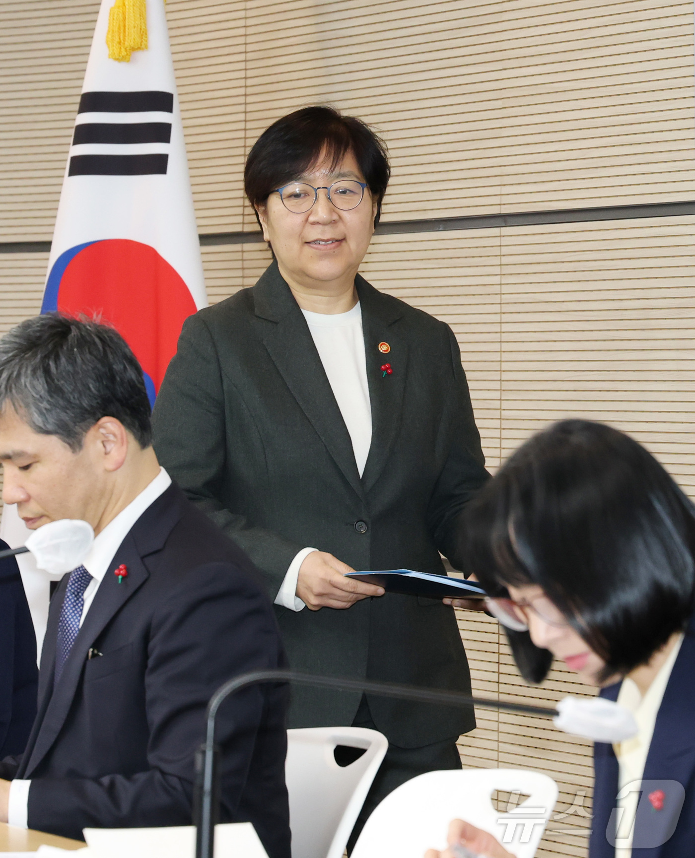 (세종=뉴스1) 김기남 기자 = 정은경 보건복지부 장관이 16일 오후 세종시 정부세종청사 보건복지부 브리핑실에서 2026년 업무계획 내용을 설명하기 위해 입장하고 있다. 2025. …