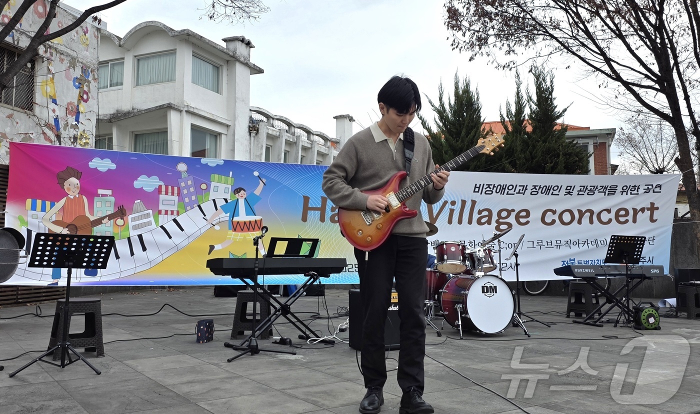 (전주=뉴스1) 유경석 기자 = 16일 전북 전주시 풍남문 광장에서 열린 비장애인과 장애인 및 관광객을 위한 한옥빌리지 콘서트에서 장애·청년 예술인들의 공연을 펼치고 있다. (문화 …