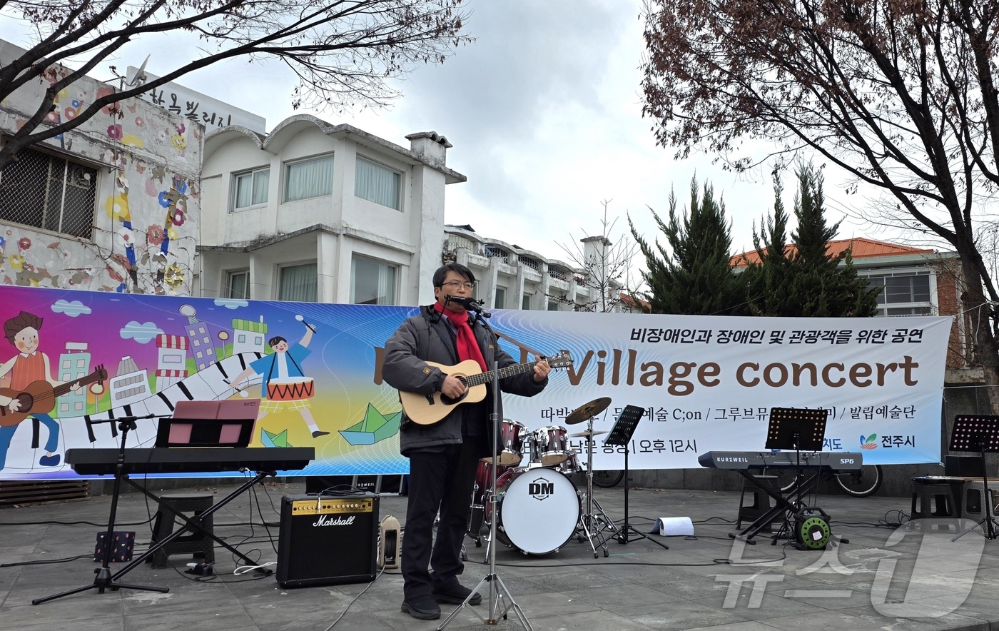 (전주=뉴스1) 유경석 기자 = 16일 전북 전주시 풍남문 광장에서 열린 비장애인과 장애인 및 관광객을 위한 한옥빌리지 콘서트에서 장애·청년 예술인들의 공연을 펼치고 있다. (문화 …