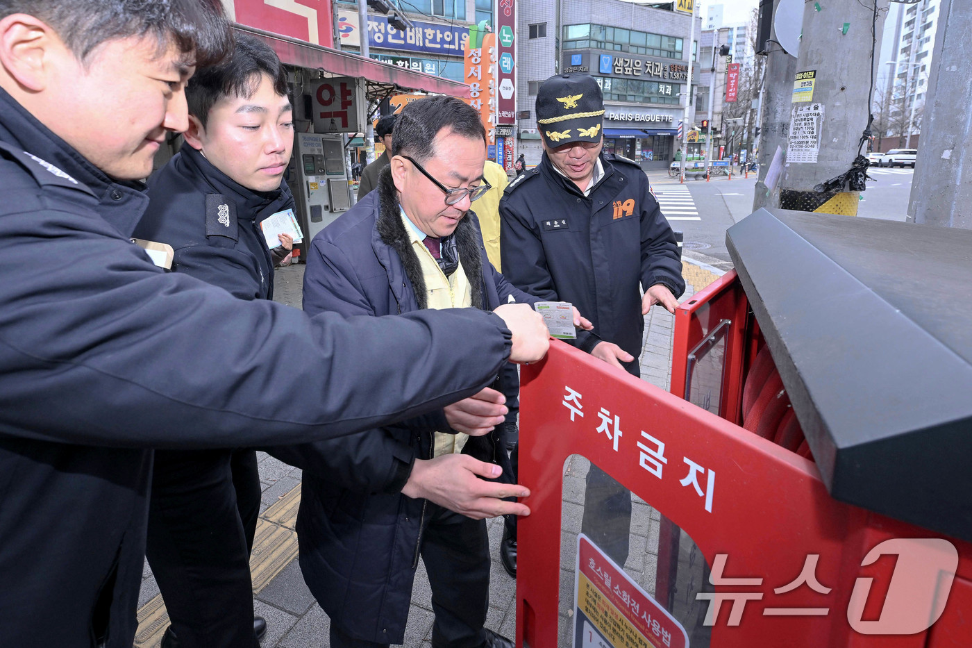 (대구=뉴스1) 공정식 기자 = 홍성주 대구시 경제부시장이 16일 오후 달서구 성서용산시장을 찾아 소방 관계자들과 함께 소화전을 점검하고 있다.대구시는 내년 2월 말까지 겨울철 난 …