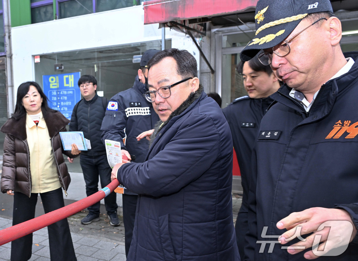(대구=뉴스1) 공정식 기자 = 홍성주 대구시 경제부시장이 16일 오후 달서구 성서용산시장을 찾아 소방 관계자들과 함께 소화전을 점검하고 있다.대구시는 내년 2월 말까지 겨울철 난 …