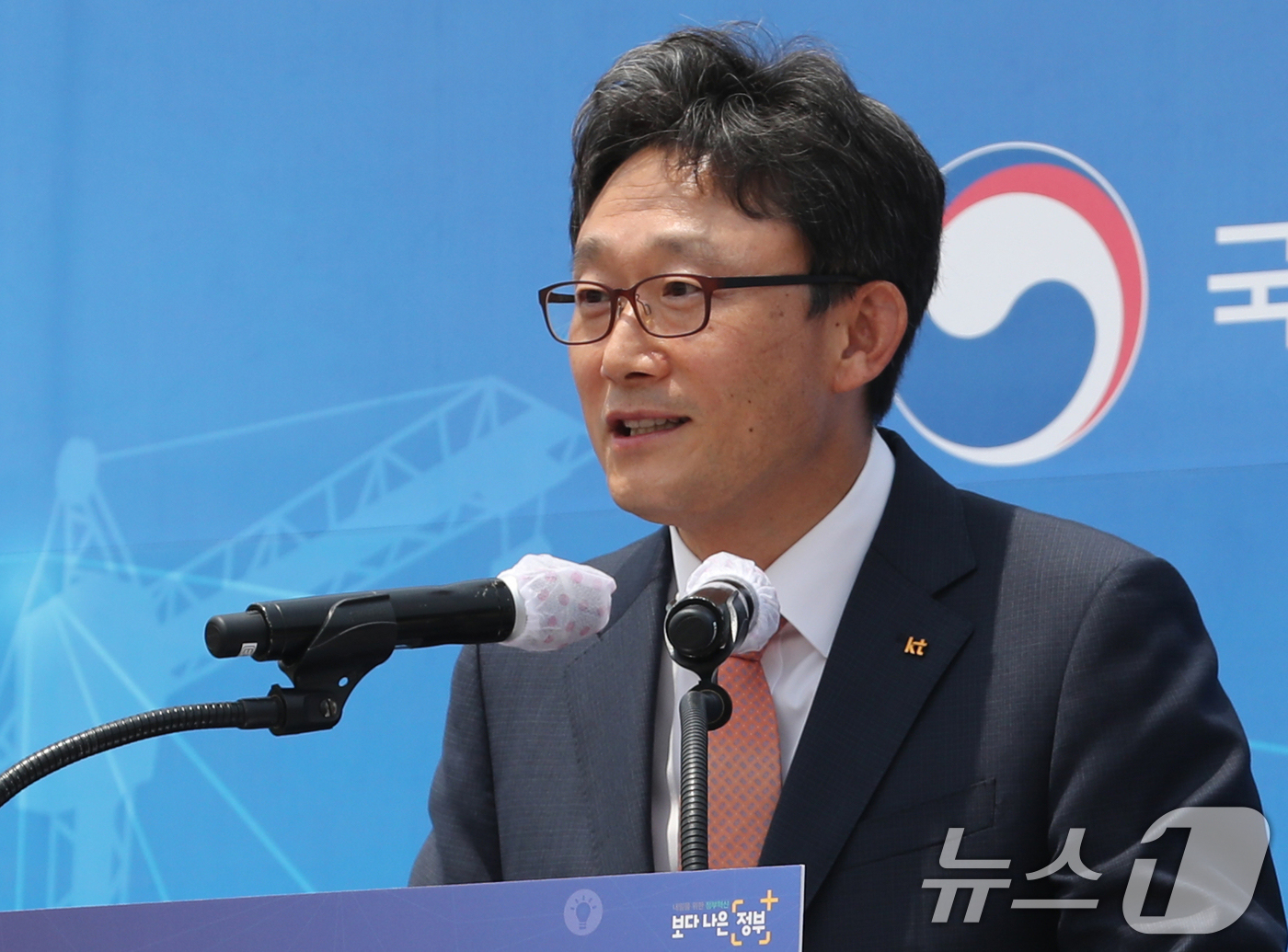 (서울=뉴스1) 송원영 기자 = KT 이사회가 박윤영 전 KT 기업부문장 사장을 차기 KT 대표이사(CEO) 단수 후보로 확정했다. 박 전 사장의 임기는 내년 3월말 정기 주주총회 …