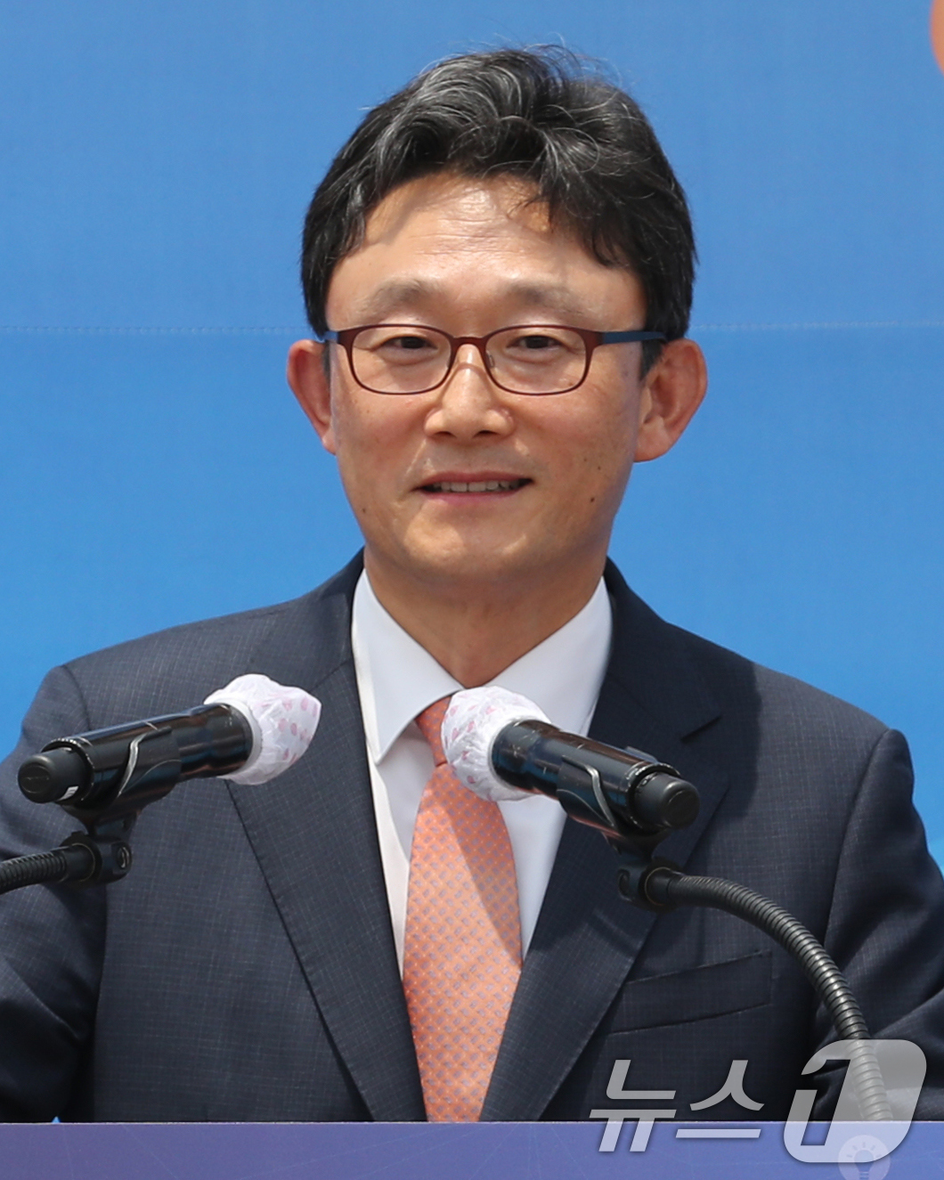 (서울=뉴스1) 송원영 기자 = KT 이사회가 박윤영 전 KT 기업부문장 사장을 차기 KT 대표이사(CEO) 단수 후보로 확정했다. 박 전 사장의 임기는 내년 3월말 정기 주주총회 …