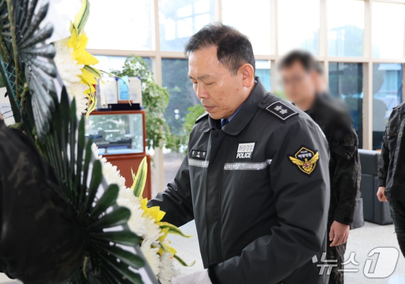본문 이미지 - 김인창 동해해경청장이 16일 취임후 첫 현장점검으로 강원 삼척시에 위치한 동해해경청 특공대를 방문해 순직 경찰관 흉상에 헌화하고 있다.(동해해경청 제공, 재판매 및 DB 금지) 2025.12.16/뉴스1
